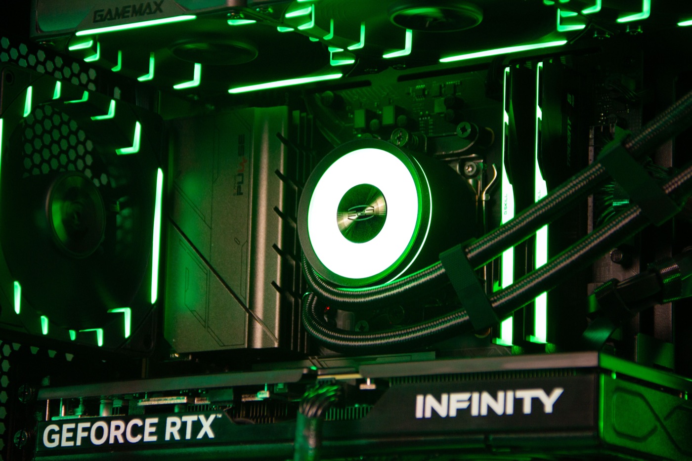 Помпа рідинного охолодження PCCooler DA360 та пам'ять G.Skill крупним планом