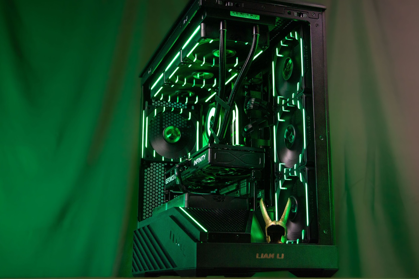 Корпус Lian Li Vector Mini із зеленою підсвіткою — вигляд збоку